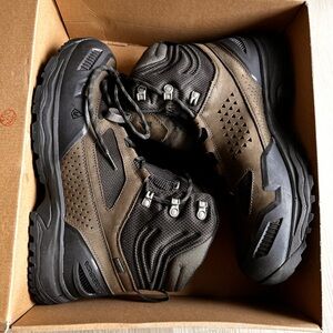 NEW Rare Men’s VASQUE Breeze hiking Boots 12